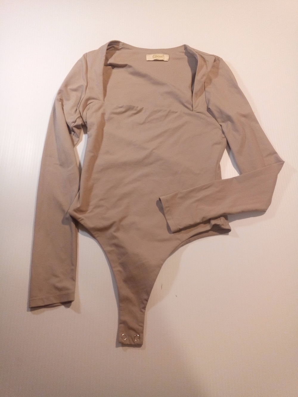 Qinsen beige bodysuit with long sleeves and open back  Sie M (B-04)